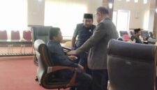 Ketua DPRD Muna, Muhamad Rahim saat berdiskusi dengan Ketua Pansus, Rasmin. (Foto:Iman)