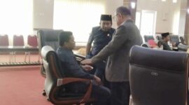 Ketua DPRD Muna, Muhamad Rahim saat berdiskusi dengan Ketua Pansus, Rasmin. (Foto:Iman) 