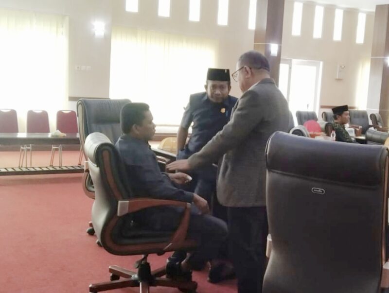 Ketua DPRD Muna, Muhamad Rahim saat berdiskusi dengan Ketua Pansus, Rasmin. (Foto:Iman) 