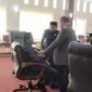 Ketua DPRD Muna, Muhamad Rahim saat berdiskusi dengan Ketua Pansus, Rasmin. (Foto:Iman) 