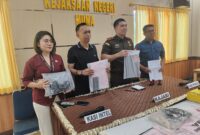 Kajari Muna, Indra Thimoty bersama Kasi Intel dan Kasi Pidsus memperlihatkan barang bukti penggeledahan di Kantor KPUD Butur. (Foto:Iman) 