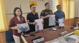 Kajari Muna, Indra Thimoty bersama Kasi Intel dan Kasi Pidsus memperlihatkan barang bukti penggeledahan di Kantor KPUD Butur. (Foto:Iman) 