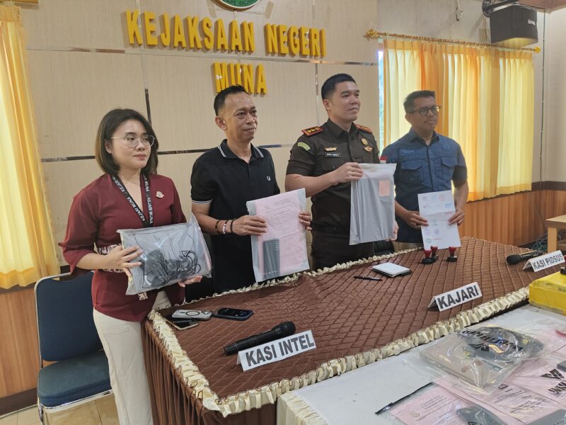 Kajari Muna, Indra Thimoty bersama Kasi Intel dan Kasi Pidsus memperlihatkan barang bukti penggeledahan di Kantor KPUD Butur. (Foto:Iman) 