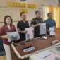 Kajari Muna, Indra Thimoty bersama Kasi Intel dan Kasi Pidsus memperlihatkan barang bukti penggeledahan di Kantor KPUD Butur. (Foto:Iman) 