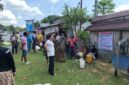 Warga Desa Parida Kecamatan Lasalepa Kabupaten Muna mengantri minyak tanah namun tidak dilayani. (Foto:Iman) 