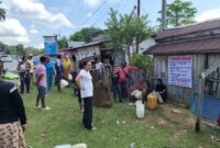 Warga Desa Parida Kecamatan Lasalepa Kabupaten Muna mengantri minyak tanah namun tidak dilayani. (Foto:Iman) 