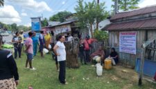 Warga Desa Parida Kecamatan Lasalepa Kabupaten Muna mengantri minyak tanah namun tidak dilayani. (Foto:Iman) 