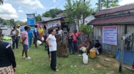 Warga Desa Parida Kecamatan Lasalepa Kabupaten Muna mengantri minyak tanah namun tidak dilayani. (Foto:Iman) 