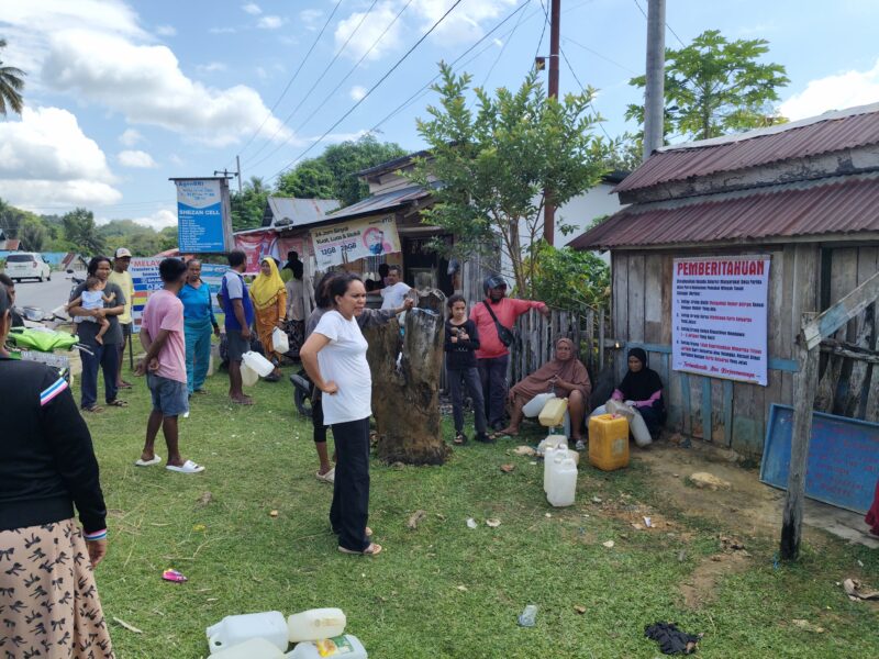 Warga Desa Parida Kecamatan Lasalepa Kabupaten Muna mengantri minyak tanah namun tidak dilayani. (Foto:Iman) 