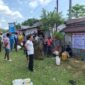 Warga Desa Parida Kecamatan Lasalepa Kabupaten Muna mengantri minyak tanah namun tidak dilayani. (Foto:Iman) 
