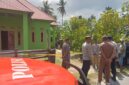 Kopelsek Tampo, Muhtar bersama warga Lasalepa berada di lokasi penemuan mayat. (Foto:Afrizal) 