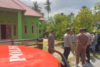 Kopelsek Tampo, Muhtar bersama warga Lasalepa berada di lokasi penemuan mayat. (Foto:Afrizal) 
