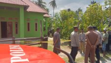 Kopelsek Tampo, Muhtar bersama warga Lasalepa berada di lokasi penemuan mayat. (Foto:Afrizal) 