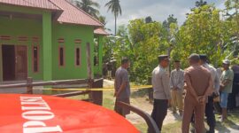 Kopelsek Tampo, Muhtar bersama warga Lasalepa berada di lokasi penemuan mayat. (Foto:Afrizal) 