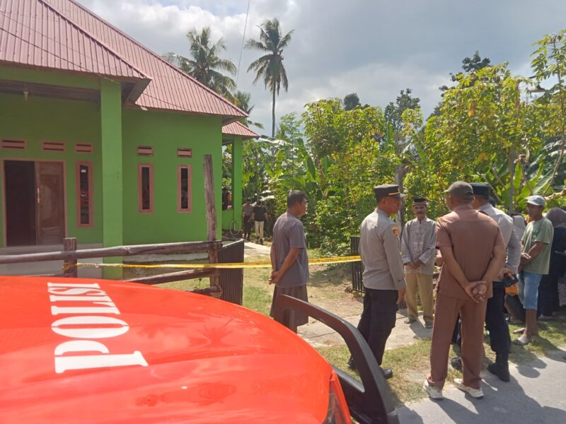 Kopelsek Tampo, Muhtar bersama warga Lasalepa berada di lokasi penemuan mayat. (Foto:Afrizal) 