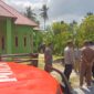 Kopelsek Tampo, Muhtar bersama warga Lasalepa berada di lokasi penemuan mayat. (Foto:Afrizal) 