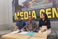 Kasi Intel Kejari Muna, Hamrullah, Kasi Pidsus, La Ode Fariadin, maupun JPU, Audrylla Ferina Devi saat Konferensi pers di ruang Media Center. (Foto:Iman) 