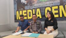 Kasi Intel Kejari Muna, Hamrullah, Kasi Pidsus, La Ode Fariadin, maupun JPU, Audrylla Ferina Devi saat Konferensi pers di ruang Media Center. (Foto:Iman) 