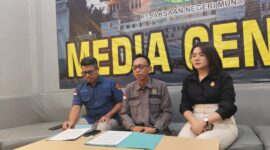 Kasi Intel Kejari Muna, Hamrullah, Kasi Pidsus, La Ode Fariadin, maupun JPU, Audrylla Ferina Devi saat Konferensi pers di ruang Media Center. (Foto:Iman) 