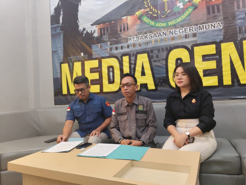 Kasi Intel Kejari Muna, Hamrullah, Kasi Pidsus, La Ode Fariadin, maupun JPU, Audrylla Ferina Devi saat Konferensi pers di ruang Media Center. (Foto:Iman) 