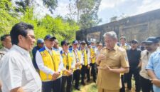 Anggota DPR RI, Ir. H. Ridwan Bae bersama Rombongan Kepala Balai dan Bupati Muna, Bachrun Labuta bersama OPDnya meninjau bangunan SPAM hutan Jompi. (Foto:Iman Supa) 