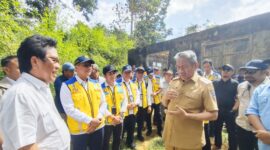 Anggota DPR RI, Ir. H. Ridwan Bae bersama Rombongan Kepala Balai dan Bupati Muna, Bachrun Labuta bersama OPDnya meninjau bangunan SPAM hutan Jompi. (Foto:Iman Supa) 