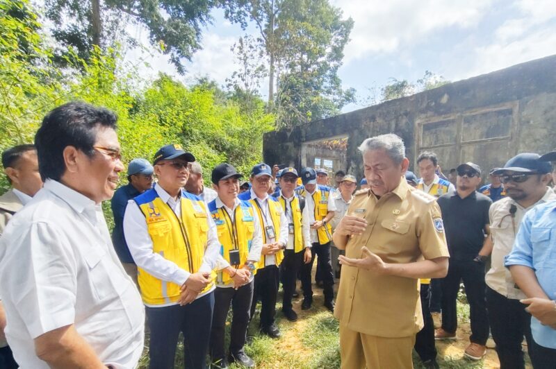 Anggota DPR RI, Ir. H. Ridwan Bae bersama Rombongan Kepala Balai dan Bupati Muna, Bachrun Labuta bersama OPDnya meninjau bangunan SPAM hutan Jompi. (Foto:Iman Supa) 