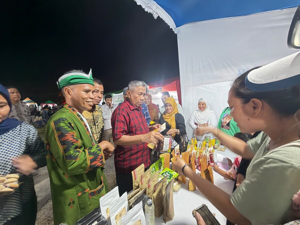 Bupati Muna, Drs. H. Bachrun Labuta saat mengunjungi stand Rumah BUMN PLN Muna di kegiatan Gebyar Bazar HUT Kabupaten Muna. (Foto:Safrizal)