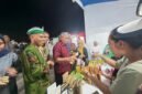 Bupati Muna, Drs. H. Bachrun Labuta saat mengunjungi stand Rumah BUMN PLN Muna di kegiatan Gebyar Bazar HUT Kabupaten Muna. (Foto:Safrizal) 
