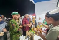 Bupati Muna, Drs. H. Bachrun Labuta saat mengunjungi stand Rumah BUMN PLN Muna di kegiatan Gebyar Bazar HUT Kabupaten Muna. (Foto:Safrizal) 