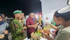 Bupati Muna, Drs. H. Bachrun Labuta saat mengunjungi stand Rumah BUMN PLN Muna di kegiatan Gebyar Bazar HUT Kabupaten Muna. (Foto:Safrizal)