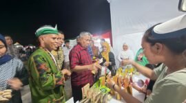 Bupati Muna, Drs. H. Bachrun Labuta saat mengunjungi stand Rumah BUMN PLN Muna di kegiatan Gebyar Bazar HUT Kabupaten Muna. (Foto:Safrizal) 