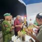 Bupati Muna, Drs. H. Bachrun Labuta saat mengunjungi stand Rumah BUMN PLN Muna di kegiatan Gebyar Bazar HUT Kabupaten Muna. (Foto:Safrizal) 