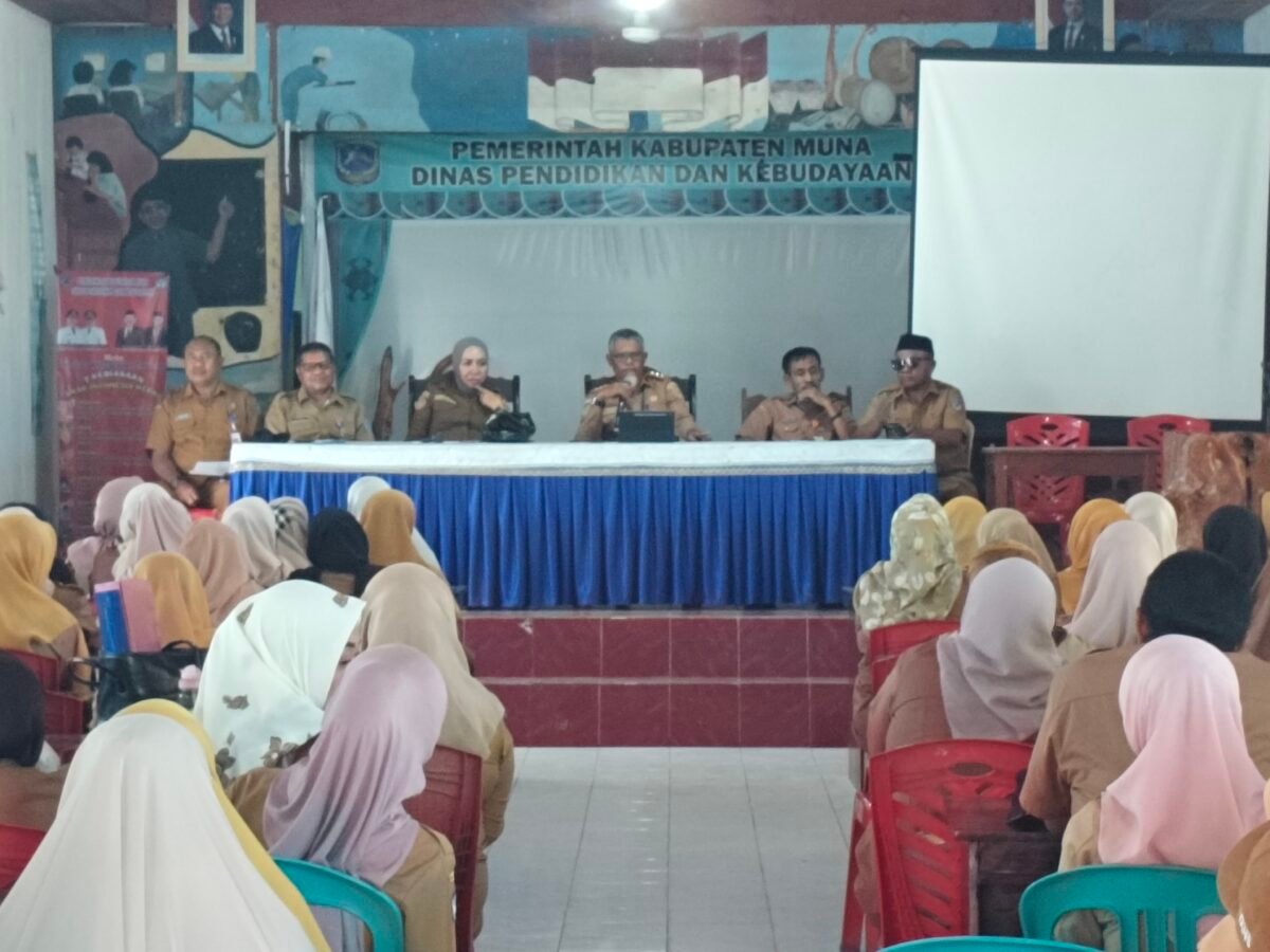Plt. Kepala Dinas Pendidikan dan Kebudayaan Kabupaten Muna, Karim Darma didampingi para Kepala Bidangnya saat mengelar pertemuan dengan ASN P3K PW. (Foto:Iman Supa)