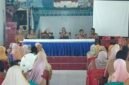 Plt. Kepala Dinas Pendidikan dan Kebudayaan Kabupaten Muna, Karim Darma didampingi para Kepala Bidangnya saat mengelar pertemuan dengan ASN P3K PW. (Foto:Iman Supa) 