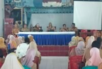 Plt. Kepala Dinas Pendidikan dan Kebudayaan Kabupaten Muna, Karim Darma didampingi para Kepala Bidangnya saat mengelar pertemuan dengan ASN P3K PW. (Foto:Iman Supa) 