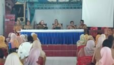 Plt. Kepala Dinas Pendidikan dan Kebudayaan Kabupaten Muna, Karim Darma didampingi para Kepala Bidangnya saat mengelar pertemuan dengan ASN P3K PW. (Foto:Iman Supa)