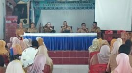 Plt. Kepala Dinas Pendidikan dan Kebudayaan Kabupaten Muna, Karim Darma didampingi para Kepala Bidangnya saat mengelar pertemuan dengan ASN P3K PW. (Foto:Iman Supa) 