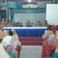 Plt. Kepala Dinas Pendidikan dan Kebudayaan Kabupaten Muna, Karim Darma didampingi para Kepala Bidangnya saat mengelar pertemuan dengan ASN P3K PW. (Foto:Iman Supa) 