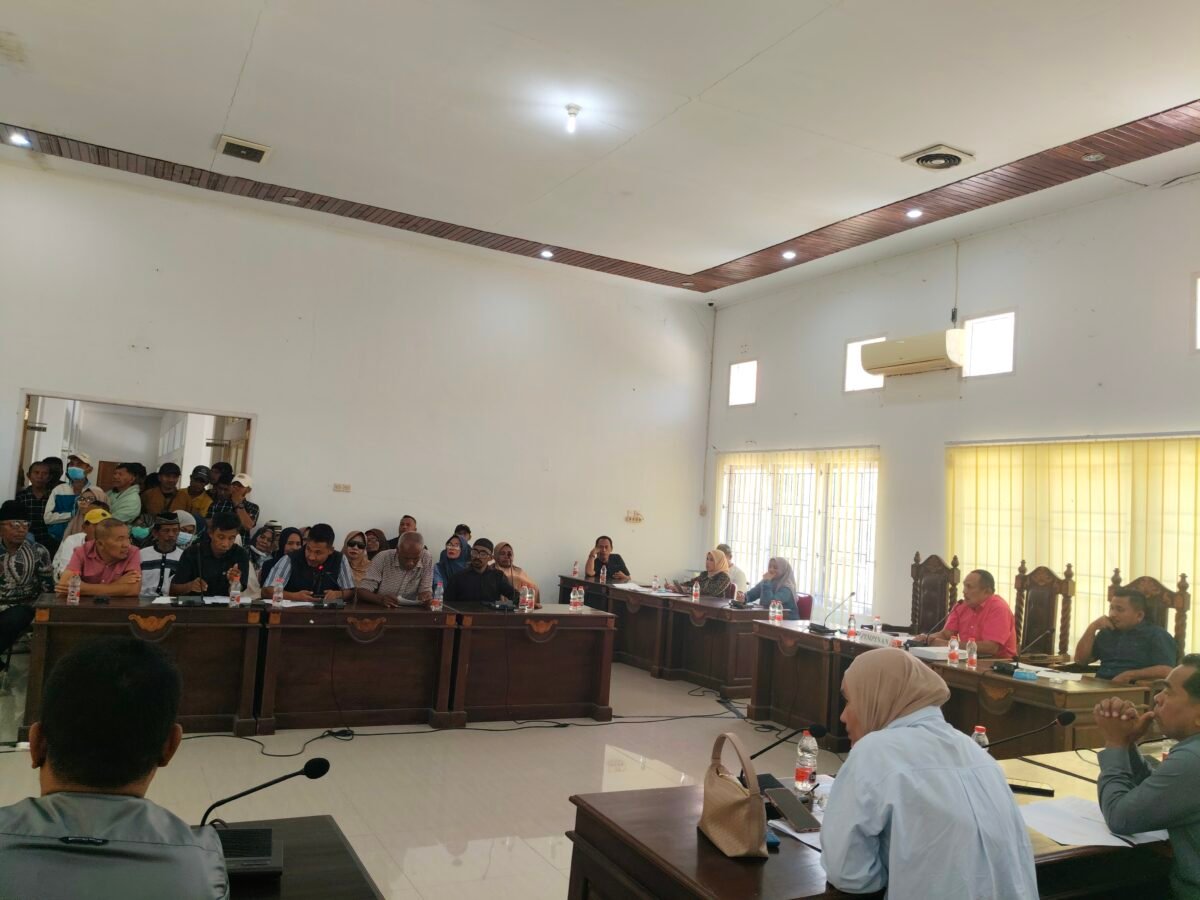 Rapat Dengar Pendapat (RDP) Komisi I DPRD Muna bersama Puluhan Masyarakat Desa Lasalepa di Aula Rapat Gabungan Komisi. (Foto:Iman Supa)