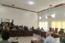 Rapat Dengar Pendapat (RDP) Komisi I DPRD Muna bersama Puluhan Masyarakat Desa Lasalepa di Aula Rapat Gabungan Komisi. (Foto:Iman Supa) 