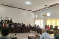 Rapat Dengar Pendapat (RDP) Komisi I DPRD Muna bersama Puluhan Masyarakat Desa Lasalepa di Aula Rapat Gabungan Komisi. (Foto:Iman Supa) 