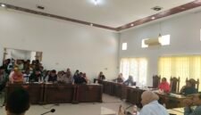 Rapat Dengar Pendapat (RDP) Komisi I DPRD Muna bersama Puluhan Masyarakat Desa Lasalepa di Aula Rapat Gabungan Komisi. (Foto:Iman Supa)