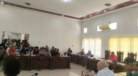 Rapat Dengar Pendapat (RDP) Komisi I DPRD Muna bersama Puluhan Masyarakat Desa Lasalepa di Aula Rapat Gabungan Komisi. (Foto:Iman Supa) 