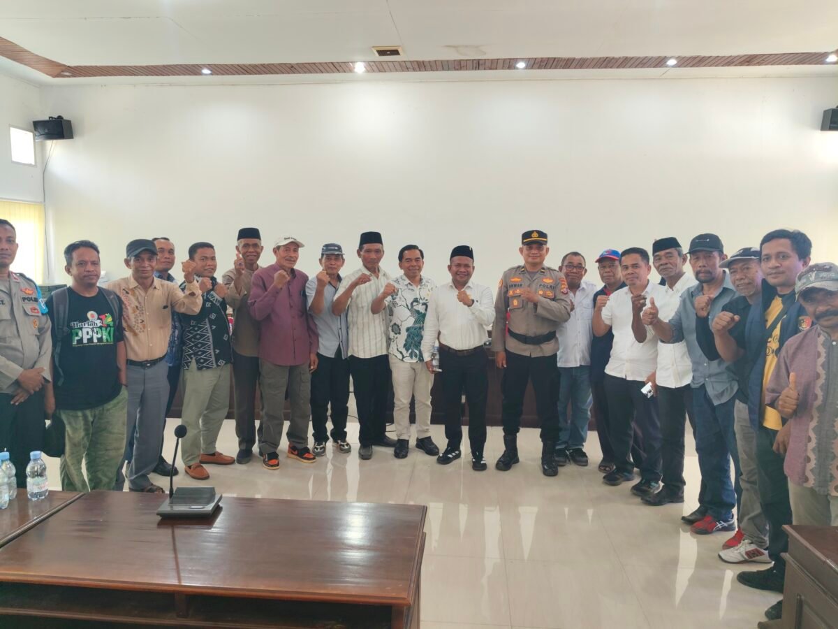 Foto bersama KTWW bersama Anggota DPRD Muna usai Hearing masalah pembangunan Batalyon Sugimanuru di Kawasan Warangga. (Foto:Iman Supa)