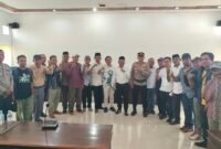 Foto bersama KTWW bersama Anggota DPRD Muna usai Hearing masalah pembangunan Batalyon Sugimanuru di Kawasan Warangga. (Foto:Iman Supa) 