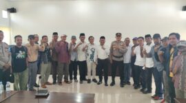 Foto bersama KTWW bersama Anggota DPRD Muna usai Hearing masalah pembangunan Batalyon Sugimanuru di Kawasan Warangga. (Foto:Iman Supa) 