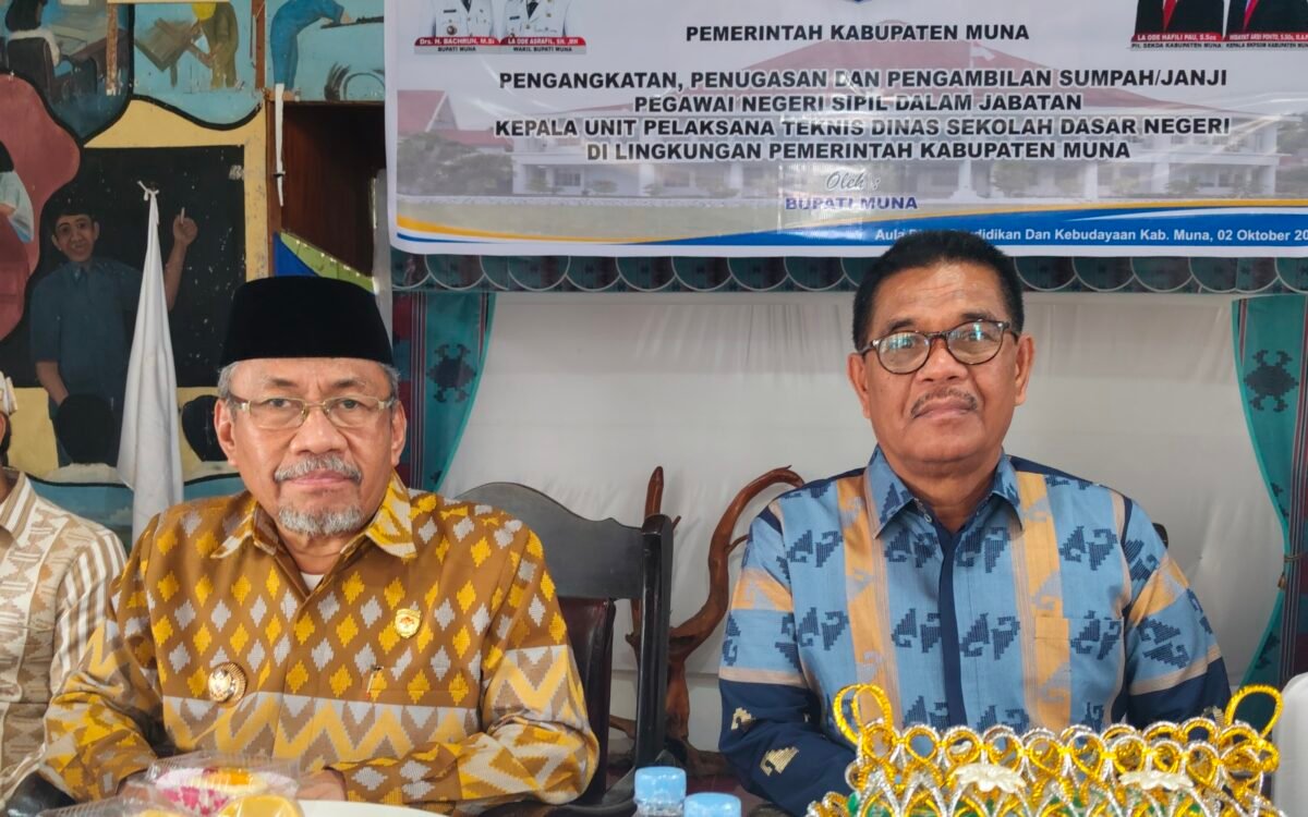 Bupati Muna, Bachrun Labuta bersama Wakilnya, Asrafil usai melakukan pelantikan kepala sekolah SD di Dinas Pendidikan dan Kebudayaan. (Foto:Iman Supa) 