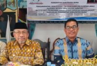 Bupati Muna, Bachrun Labuta bersama Wakilnya, Asrafil usai melakukan pelantikan kepala sekolah SD di Dinas Pendidikan dan Kebudayaan. (Foto:Iman Supa) 