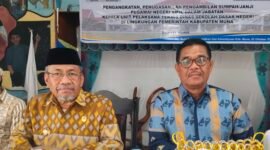 Bupati Muna, Bachrun Labuta bersama Wakilnya, Asrafil usai melakukan pelantikan kepala sekolah SD di Dinas Pendidikan dan Kebudayaan. (Foto:Iman Supa) 